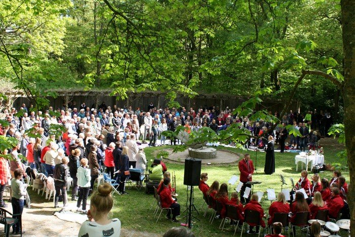 Viele Menschen bei Outdoor-Event im Park.